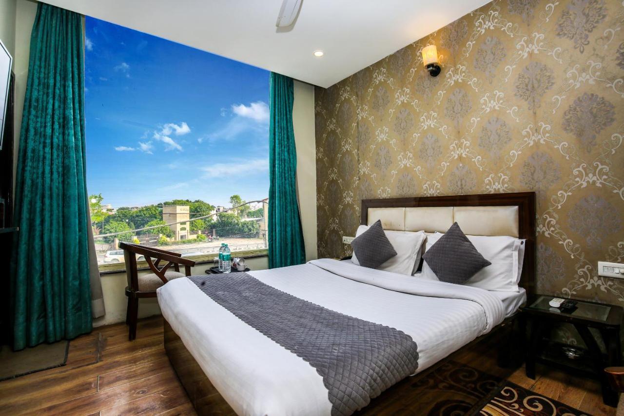 Hotel Wisteria -Main Highway Hotel Zirakpur Exterior photo
